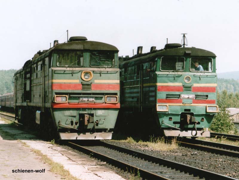 14.08.03, 2TE10B-5004 und 2TE10M-0657 auf einem Bahnhof einer Zweigstrecke der BAM