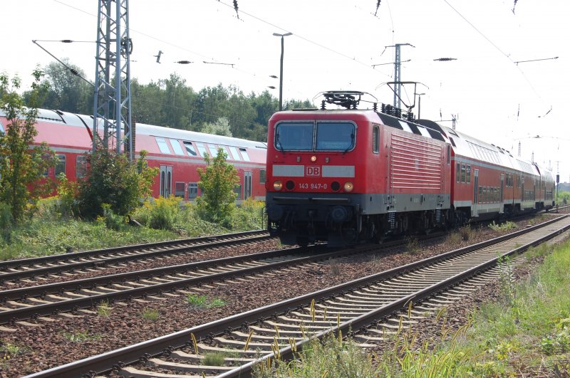 14.08.2007 143 947-0 mit RE18 von Cottbus kommend bei der Einfahrt in Falkenberg/E.