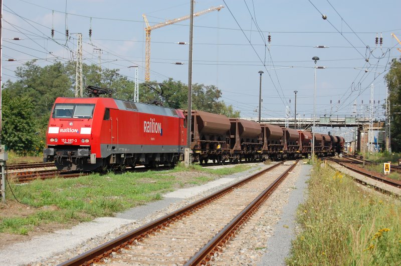 14.08.2007 152 087-3 zieht einen leeren Kiespendel nach Neuburxdorf. Im Hintergrund Kreuzungsbauwerk Falkenberg/E.