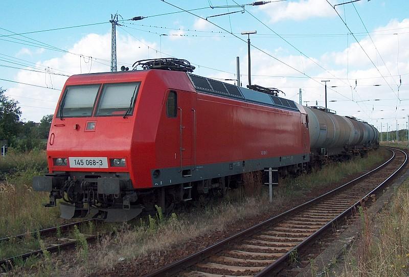 14.09.04: Lokf�hrermangel bei Railion machts m�glich: 145 068-3 ruhte sich samt Zug einen ganzen Tag lang in der Abstellgruppe des Bf Angersdorf aus, um dann am n�chsten Nachmittag ihre Weiterreise anzutreten.