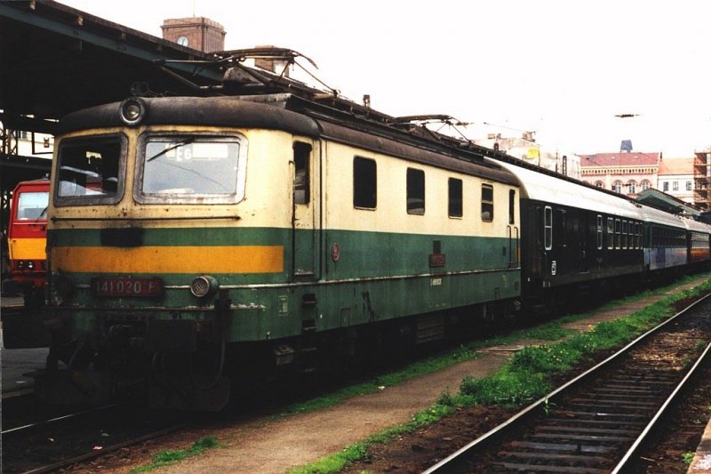 141 020-8 (E499 1020) mit Zug Praha-Masarykovo-Most auf Bahnhof Praha-Masarykovo am 8-5-1995. Bild und scan: Date Jan de Vries. 