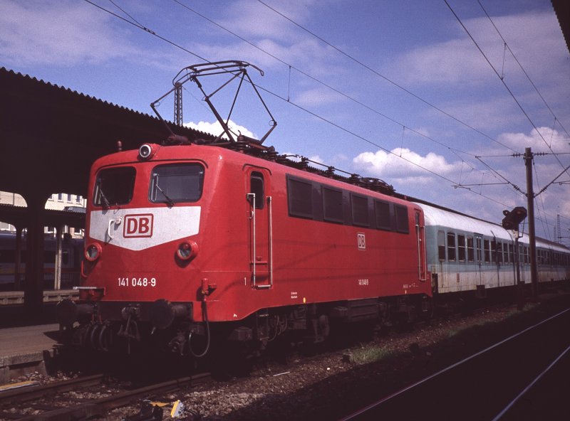 141 048 steht in Gppingen mit einer RB Richtung Geislingen (Steige) zur Abfahrt bereit. (Sommer 1996 (Diascan))