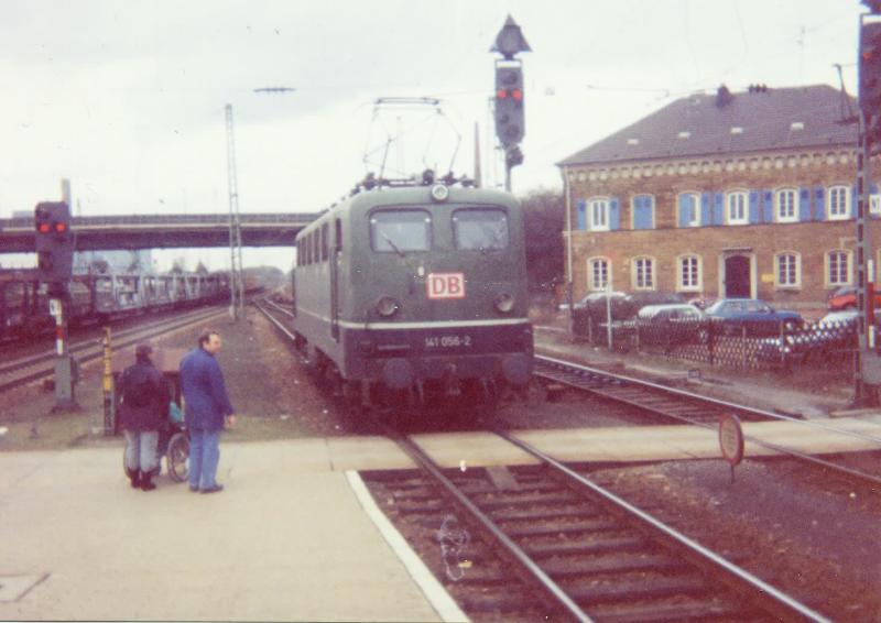141 056 mit einseitigen Einfachlampen 1995 in Homburg Saar.