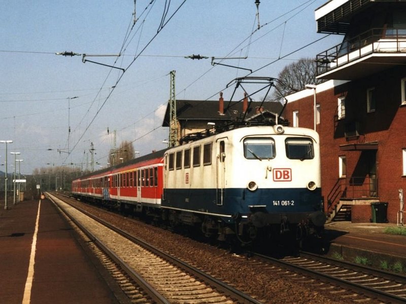141 061-2 (Einfachlampen) mit RB 66  Die Teutobahn  zwischen Osnabrck und Mnster auf Bahnhof Hasbergen am 21-4-2001. Bild und scan: Date Jan de Vries.