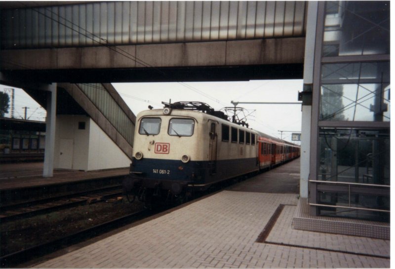 141 061-2 fhrt in Emden mit ihrem RE aus Bremen ein. (13.09.2000)