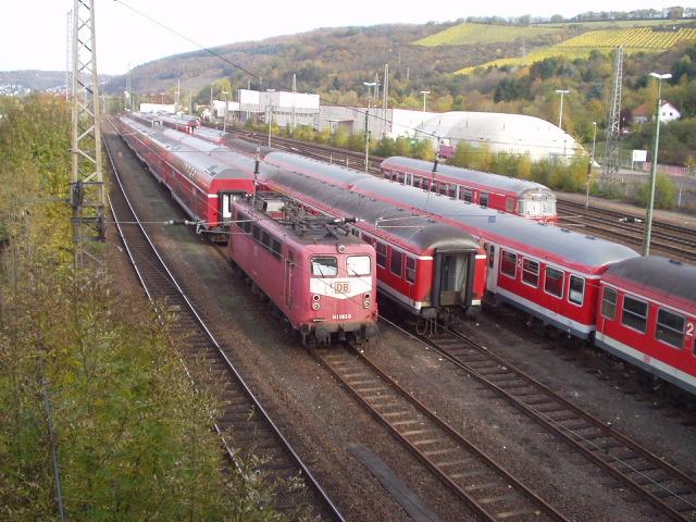 141 063, seit dem 3.10.04 z-gestellt, war sowohl der letze orientrote als auch der letze Trierer Knallfrosch. Einer unsicheren Zukunft blickt sie Mitte Oktober 2004 im Vorfeld von Trier Hbf entgegen.