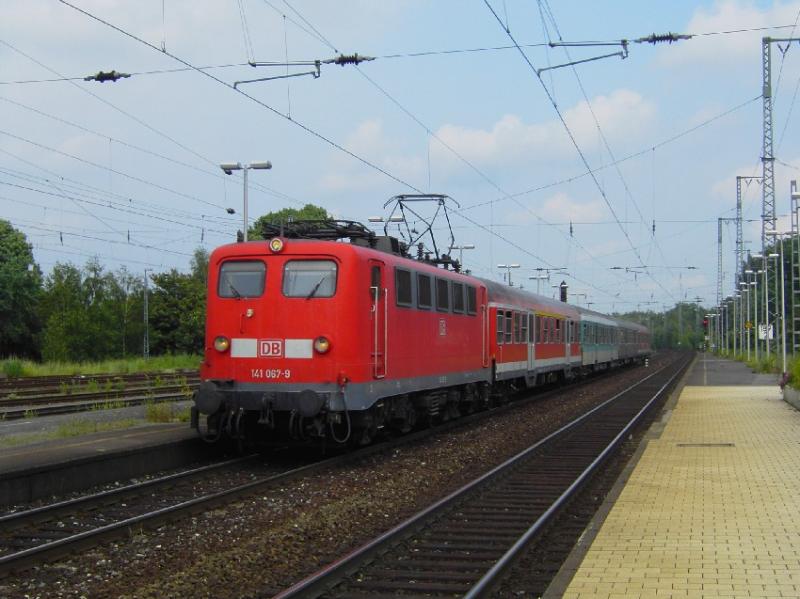 141 067 kommt am 11.6. um 16.54 pnktlich mit ihrer bunten Wagengarnitur als RB Soest-Dortmund in den Bahnhof Unna eingefahren.