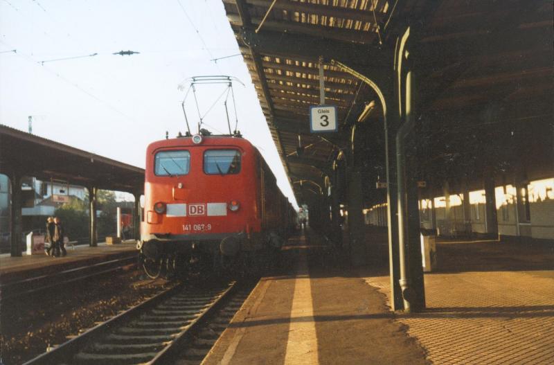 141 067 steht am 18.10.03 mit einer RB nach Kassel Hbf in Bebra. 