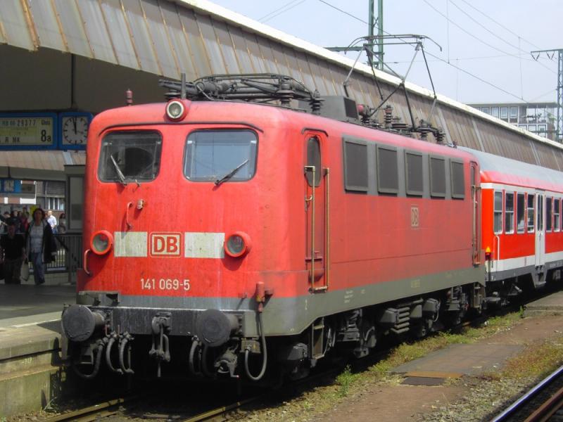 141 069-5 kam aus Osnabrck nach Mnster und zeigt sich mir im besten Licht.11.8.04.