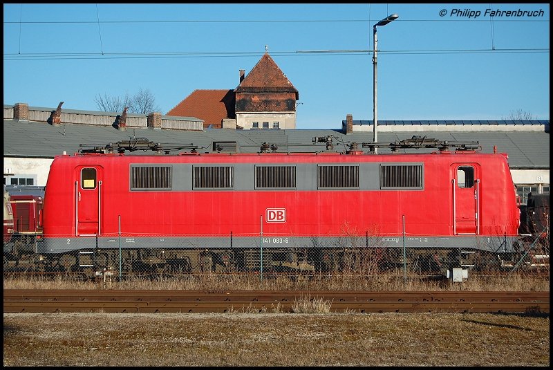141 083-6 verweilt schon seit 2006 im bayrischen Eisenbahnmuseum in Nrdlingen. Zur Nachmittagszeit des 08.02.08 bot sich mir die Mglichkeit, sie seitlich abzulichten.