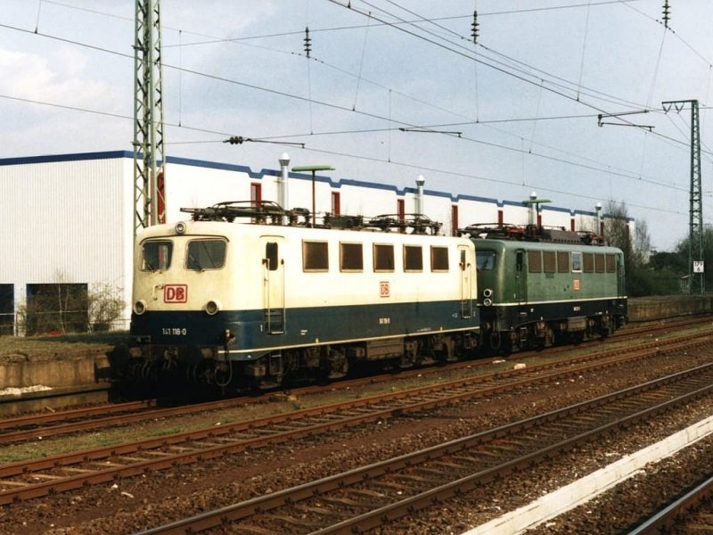 141 118-0 (Einfachlampen) und 140 263-5 auf Bahnhof Rheine am 21-4-2001. Bild und scan: Date Jan de Vries.