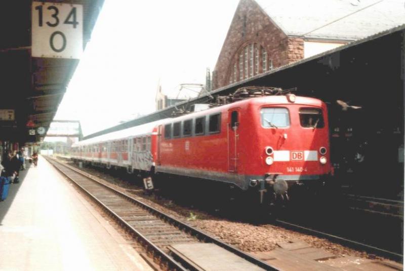 141 140 in Gieen,whrend eines kurzen Aufenthaltes. Der Zug kam als RB aus Kassel und wird gleich nach Dillenburg weiterfahren.10.6.03
