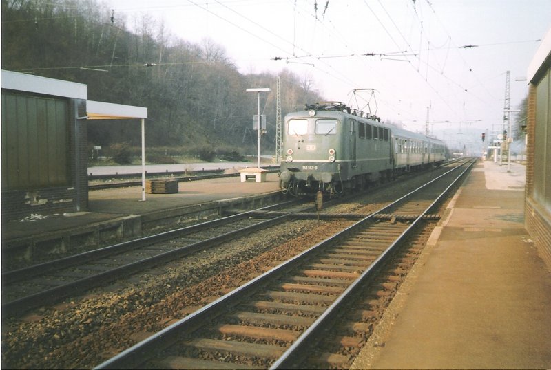 141 147-9 mit einem Regionalzug von Gttingen kommend zur Weiterfahrt nach Bebra. aufgenommen im Bahnhof Eschwege West. Herbst 1993. Foto-Scan.
