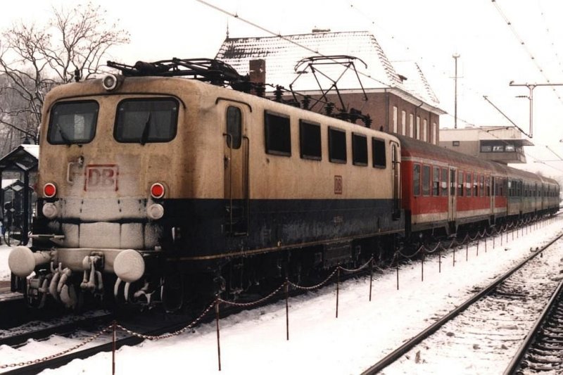 141 159-4 mit RB 61 Wiehengebirgs-Bahn 12165 Bad Bentheim-Bielefeld auf Bahnhof Bad Bentheim am 28-12-2000. Bild und scan: Date Jan de Vries.