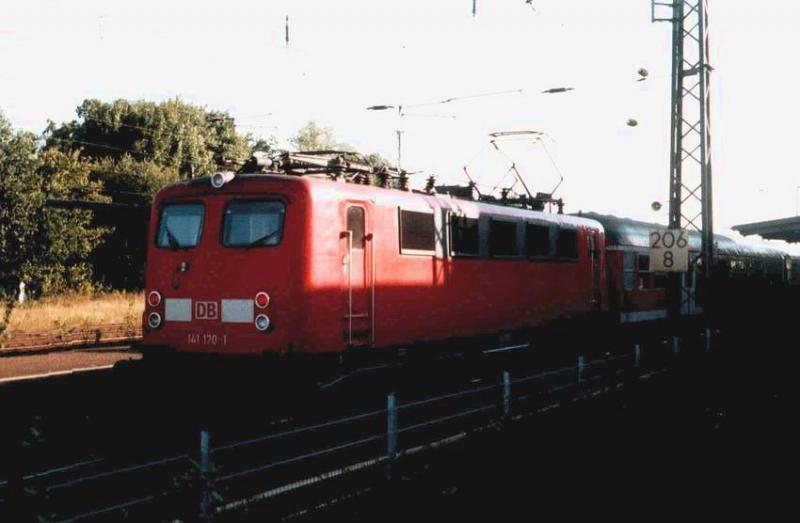 141 170 macht am 21.8.03 mit ihrer RB Rotenburg (W�mme)-Twistringen in Bassum einen kurzen Zwischenstopp.