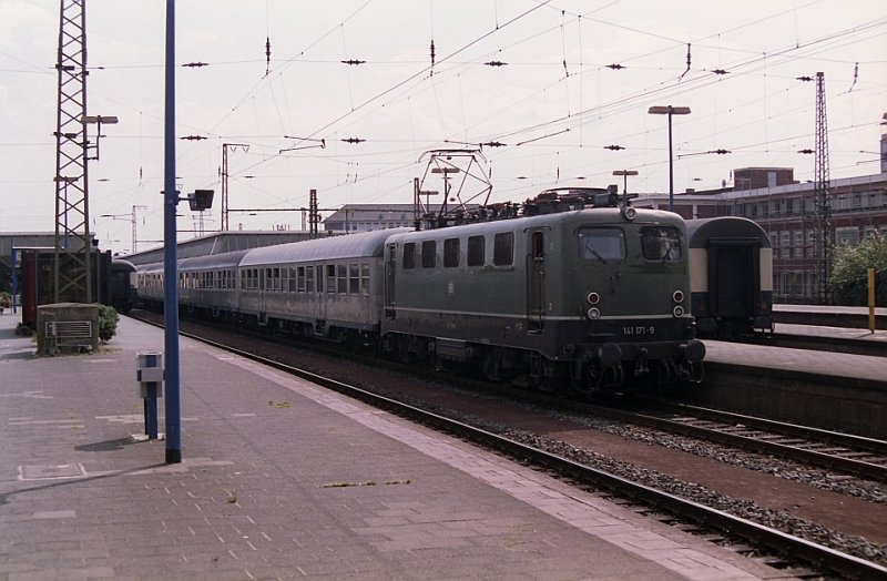 141 171-9 mit Silberlingen in Mnster Hbf 04-08-1992