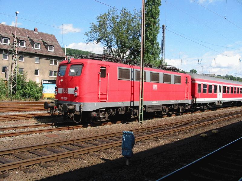 141 226 am 04. August im Bahnhof Siegen.
