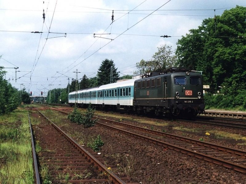 141 235-2 mit RegionalBahn Bremen-Hamburg auf Bahnhof Ottersberg am 14-05-1999. Bild und scan: Date Jan de Vries.