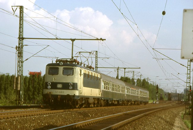 141 248 mit Versuchsanstrich vor Nahverkehrszug nach Emmerich bei Oberhausen - Buschhausen. Mai 1987