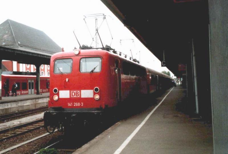 141 268 steht mit zwei B�geln aufgeb�gelt in Hamm zur Abfahrt nach Rheine bereit.19.8.03.
