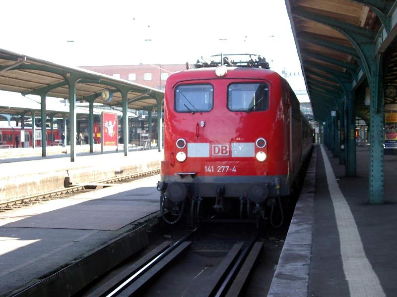 141 277-4 steht in Kassel Hbf zur Abfahrt nach Dillenburg bereit.
20.03.2003