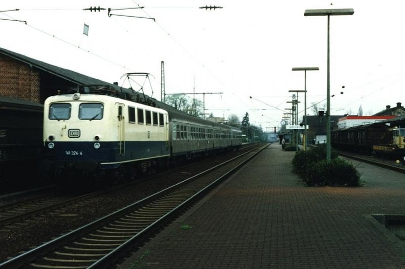 141 324-4 mit E 3865 Bad Bentheim-Bielefeld auf Bahnhof Ibbenbren am 14-04-1993. Bild und scan: Date Jan de Vries.