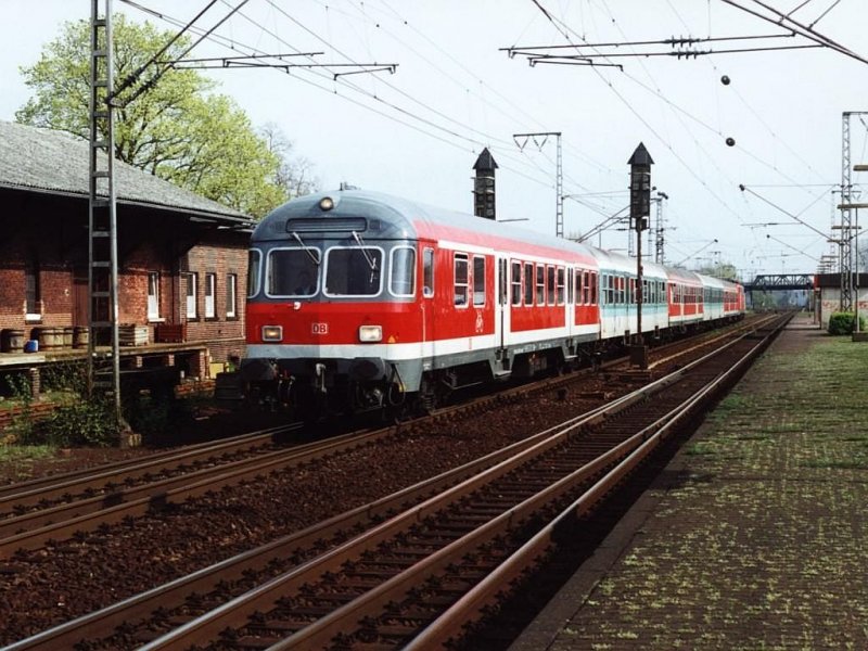 141 350-9 mit RB 60 Ems-Leihe Express 24010 Hannover-Bad Bentheim auf Bahnhof Salzbergen am 21-04-2000. Bild und scan: Date Jan de Vries.