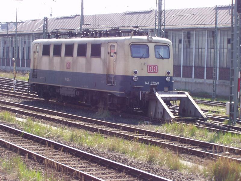 141 379 war der vorletze Kieler Knallfrosch in ozeanblau/beige. Sie war am 15.4.2004 im Vorfeld von Hamburg-Altona abgestellt.