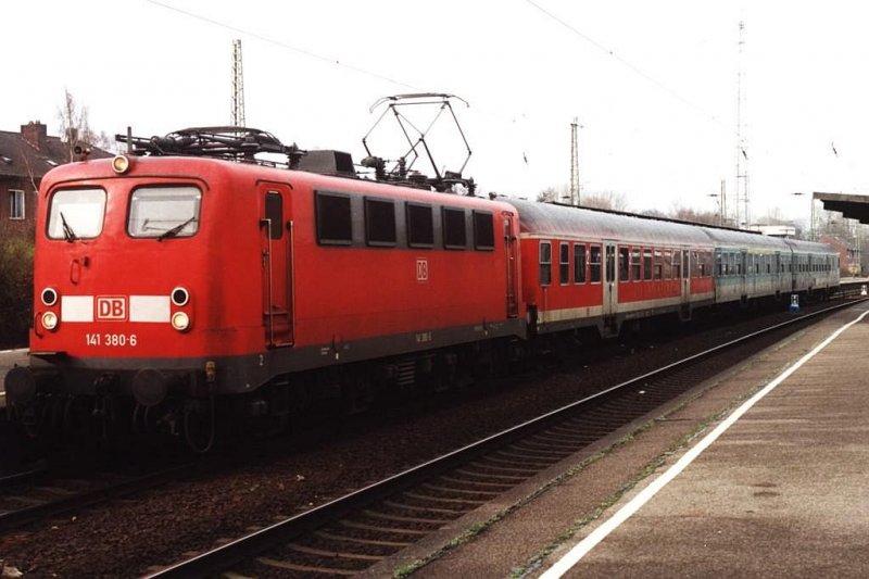 141 380-6 mit RB 33 Rhein-Niersbahn 96899 Wesel-Mnchengladbach auf Bahnhof Wesel am 01-04-2000. Bild und scan: Date Jan de Vries.