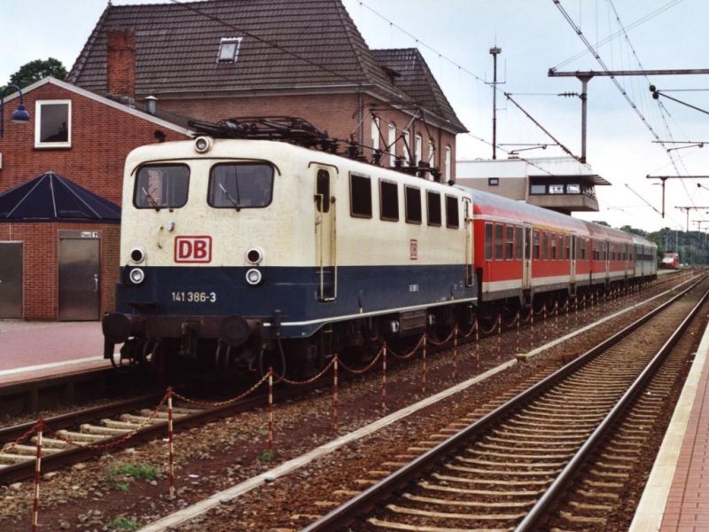 141 386-3 mit RB 61 Wiehengebirgsbahn 12169 Bielefeld-Bad Bentheim auf Bahnhof Bad Bentheim am 21-4-2000. Bild und scan: Date Jan de Vries. 