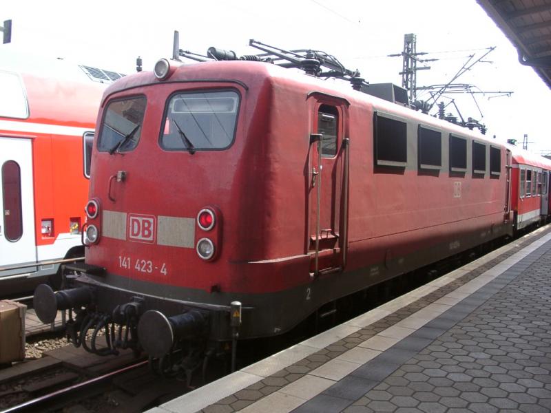 141 423-4 mit einer RB in HH Harburg, Gleis 5.