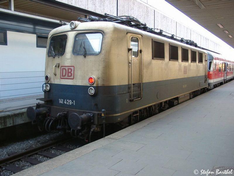 141 429-1 des BW Kiel mit einer RB in Hamburg Altona.
Mai 2004
