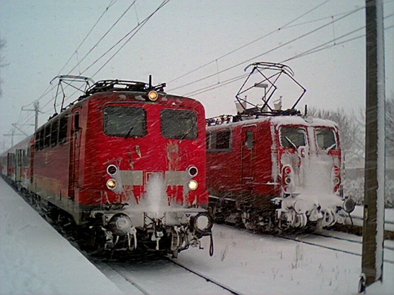 141 430 - 9 und eine unbekannte 141 im Schneegest�ber. Aufgenommen im Bahnhof von Gl�ckstadt an der Elbe. Leider wei� ich im Moment das Datum nicht mehr. Mu� aber so um 2004 herum sein.
