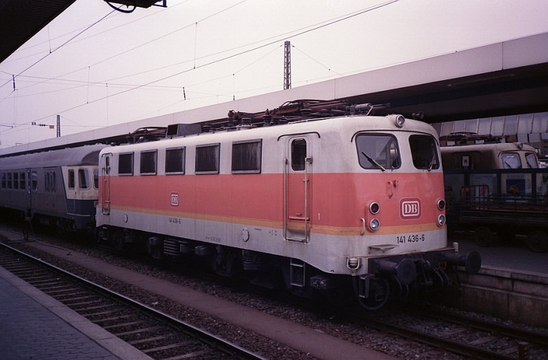 141 436-6 mit Steuerwagen in Nrnberg Hbf Februar 1989.
