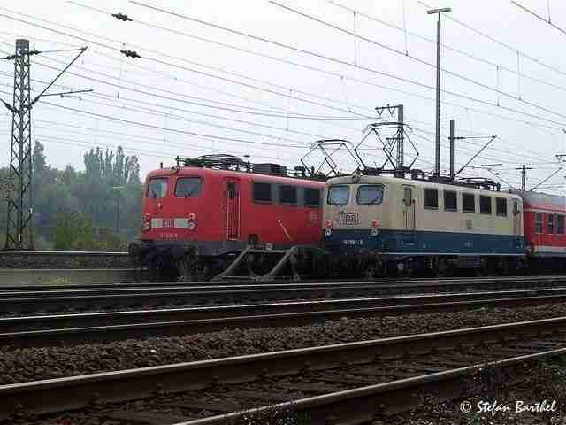 141 439-0 und 141 094-3 eine der letzten blau beigen 141er von DB Regio Braunschweig warten auf den Abstellgleisen in Hhe des ehemaligen AW Harburg mit ihren Rbs auf nchste Einstze. Sie bedienen die Strecken nach Tostedt und Lneburg.