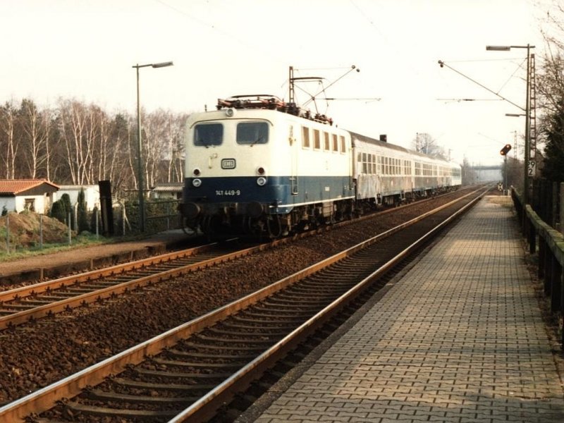 141 449-9 mit Nahverkehrszug 3077 Duisburg-Emmerich auf Bahnhof Wesel-Feldmark am 03-03-1993. Bild und scan: Date Jan de Vries.