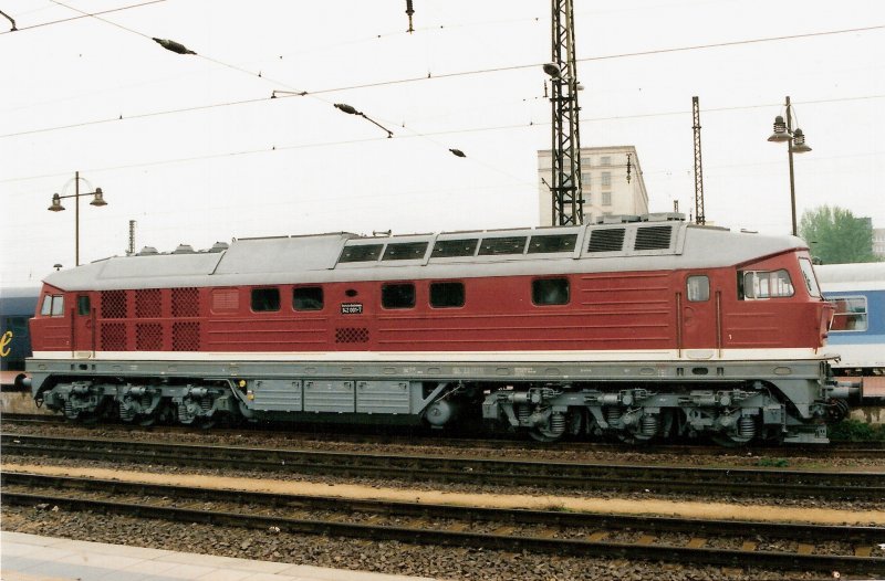 142 001 beim Dresdener Dampflokfest.Hier aber abg. im Dresdner-HBF am 03.05.97