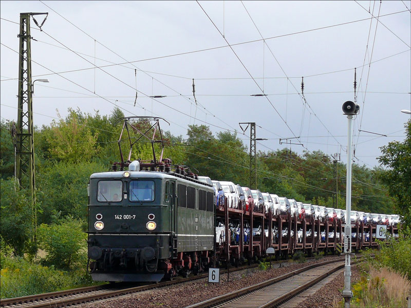 142 001 der MTEG bringt einen Autozug mit nagelneuen Skoda; bei Coswig, 04.09.2009
