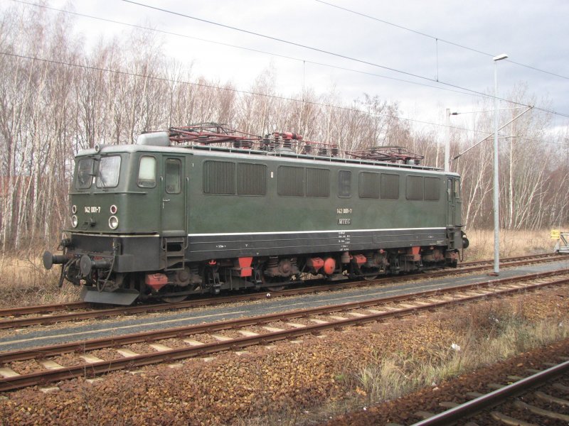 142 001 von der MTEG steht am 20.01.08 in Pirna abgestellt.