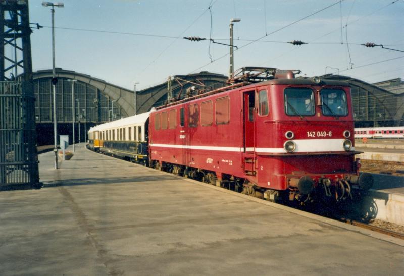 142 049-6 (LEW 10641/1964 des Bw Leipzig Hbf West mit den Wagen 51 50 09-40 806-0 und 805-0 von K&K Eisenbahnbetriebs-Gesellschaft m. b. H. Wien -Berlin am 16.08.1993 in Leipzig Hbf.