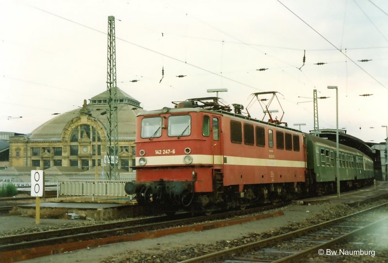 142 247 bei der Ausfahrt aus Halle (S) Hbf. (Oktober 1993)