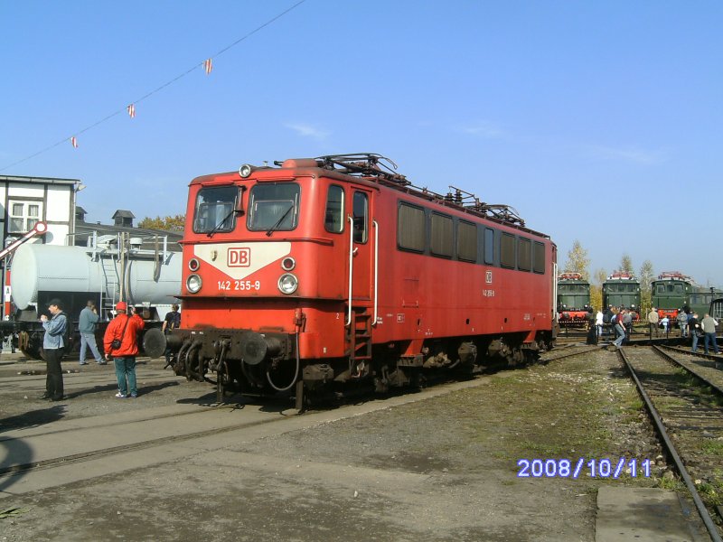 142 255-9 ist in ihrem letzten Betriebszustand erhalten geblieben und war am 11.Oktober 2008 in Weimar zusehen.