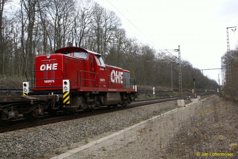1.4.2008: Lok 160075 der Firma OHE mit einem Mllzug aus Watenbttel , bei der Ausfahrt aus dem Gterbahnhof Braunschweig Richtung Helmstedt.