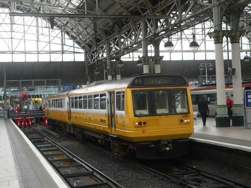 142053 der Northern Rail wartet am 17.8.2006 in Manchester Piccadilly auf seine Abfahrt Richtung Chester. Die gelbe Lackierung zeigt, dass der Zug auch als Merseyrail in Liverpool eingesetzt wird. Die Sthle in dieser Baureihe sind besonders eng - in einer Reihe finden sich je 5 Sitze.