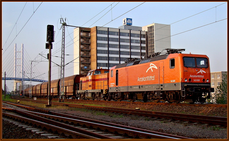 143 001-6 & EKO62 beim zurcksetzen zum Abfahrtssignal.  Stralsund-Rgendamm am 28.04.09 