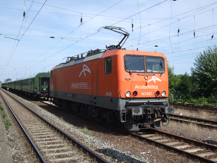 143 001-6 hat den Sonderzug von Warnemnde nach Rostock-Bramow gebracht und macht bis heute Abend Pause in 
Rostock-Bramow.(08.08.09)