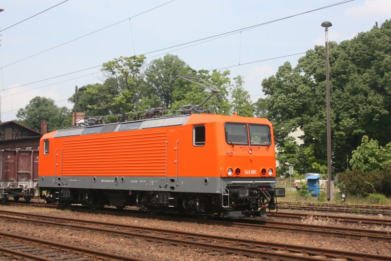 143 001-6 mit neuem Farbkleid am 17.05.2008 im Bahnhof Guben