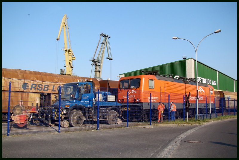 143 001-6 wird am 30.04.09 per Unimog ans Zugende gesetzt.  Stralsund- Nordhafen 