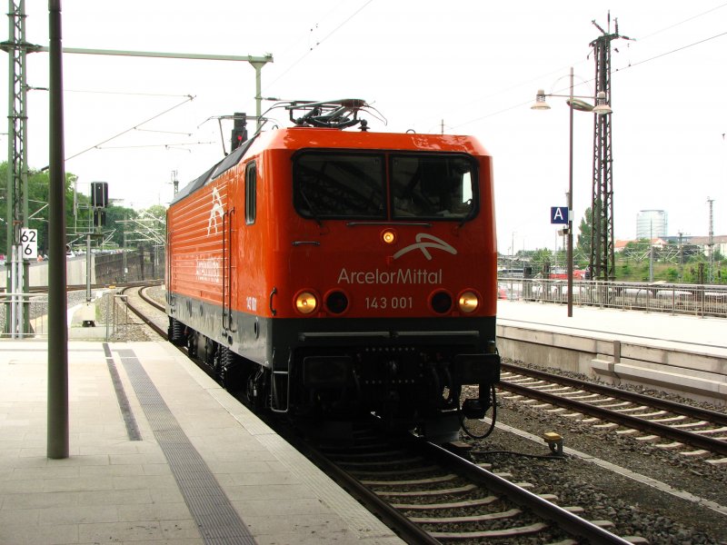 143 001-7 von EKO Trans im Dresdner-Hbf.24.05.08