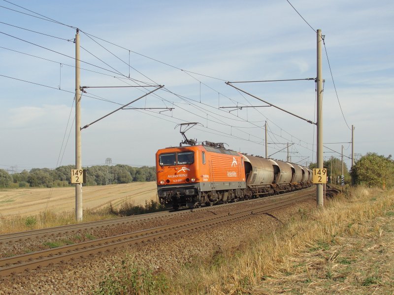 143 001 mit einem Silo-Ganzzug zwischen Magdeburg und Niederndodeleben. Der Zug fuhr in Richtung Braunschweig, fotografiert am 22.09.2009. 